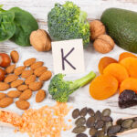 Cuáles son los efectos de consumir alimentos ricos en vitamina K